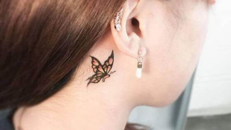 Hình xăm bươm bướm mini ở cổ nằm vị trí sau tai