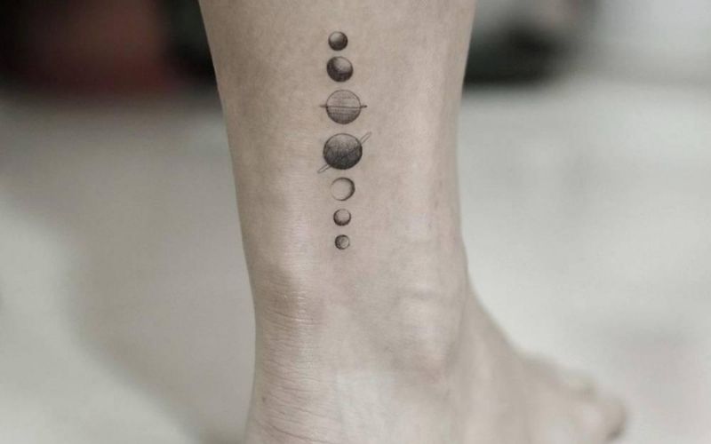 Hình xăm tiểu hành tinh mini ở chân biểu tượng cho khát vọng bứt phá giới hạn bản thân
