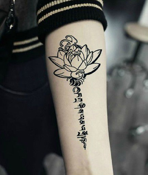Tattoo hoa sen chữ phạn ở lưng 005