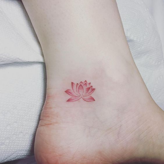 mẫu hình xăm mini hình bông hoa sen ở cổ chân
