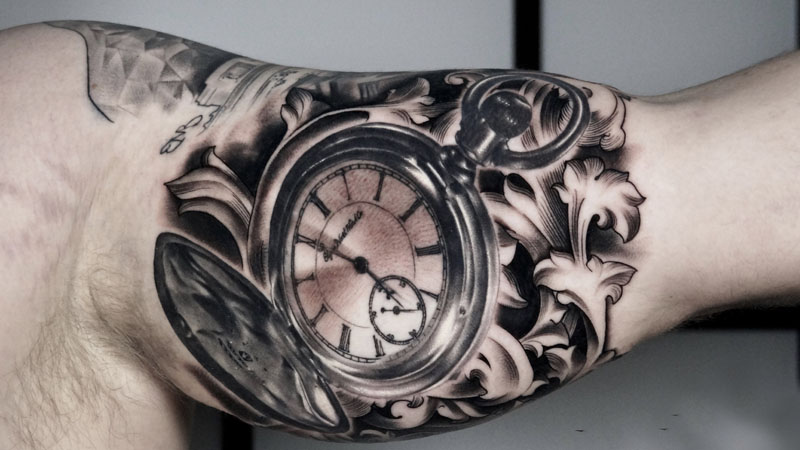 Hình xăm đồng hồ rất lớn trên bắp tay nhắc nhở về thời gian trong cuộc đời con người
