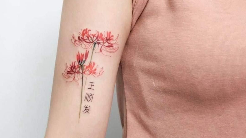 Bông hoa đỏ cùng dòng chữ đơn giản, tự nhiên khoe trọn bắp tay nuột nà