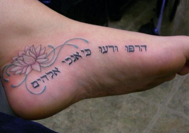 Tattoo hoa sen chữ phạn ở bàn chân