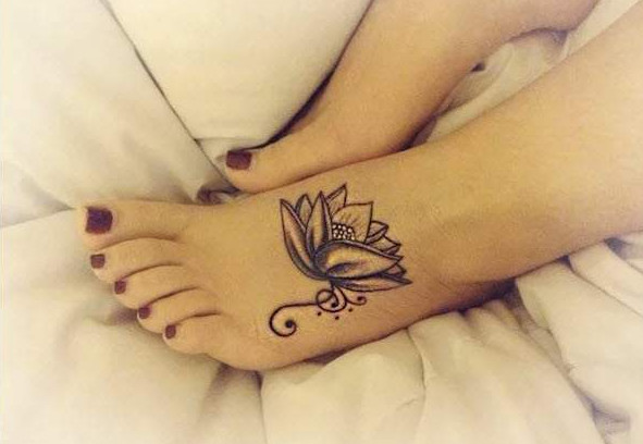 hình xăm hoa sen ở bàn chân 
