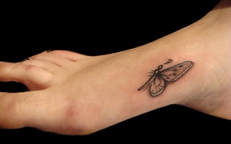 Hình xăm bướm ở cổ chân cực kỳ tinh tế và độc đáo cho cả nam và nữ thể hiện tình yêu đẹp lứa đôi.