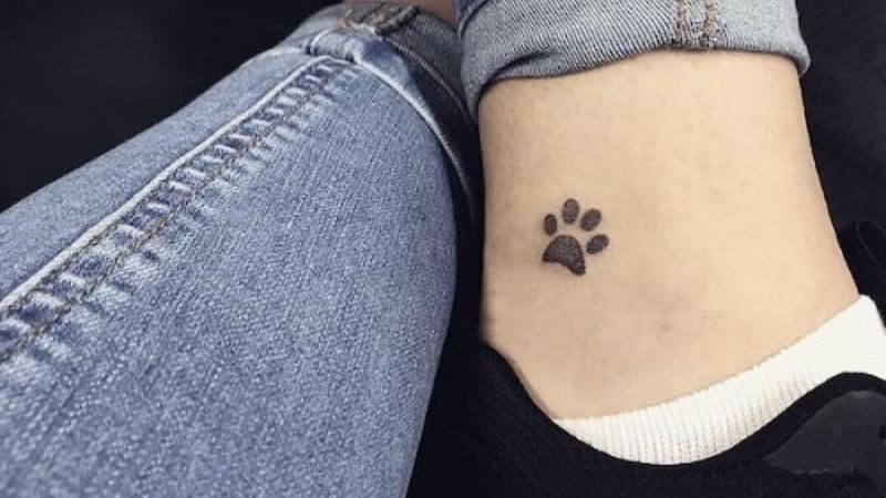 Hình xăm bàn chân chó cho bạn nữ nào yêu động vật.