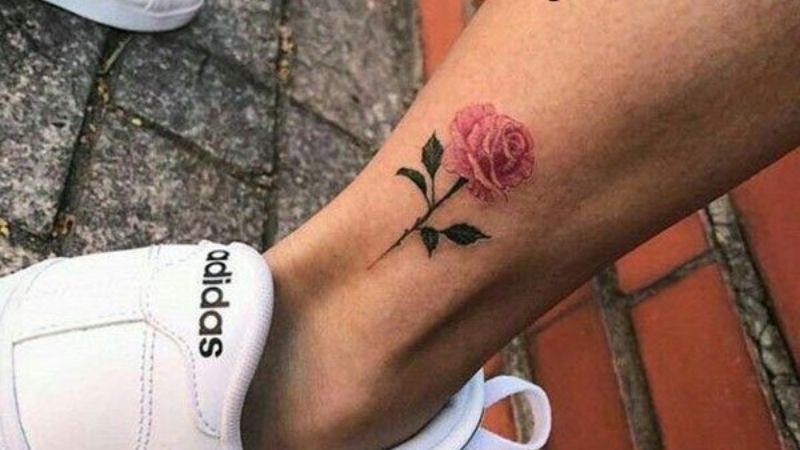 Hình xăm hoa hồng đỏ ở cổ chân tượng trưng cho một tình yêu mãnh liệt