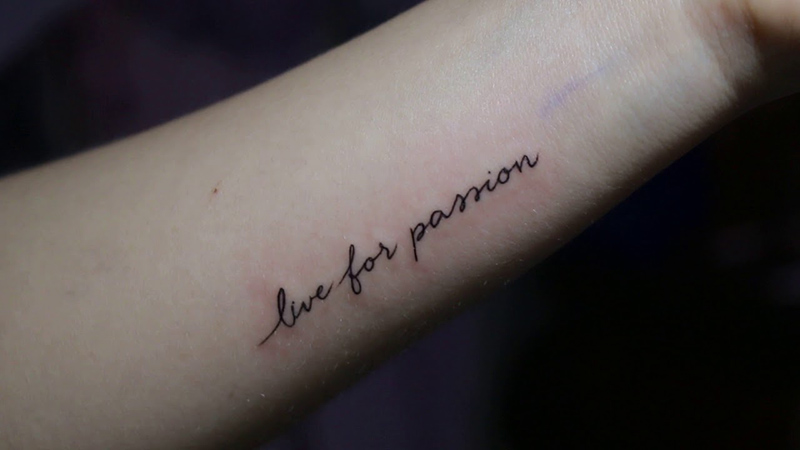 Hình xăm chữ Live for passion trên cổ tay nhắc nhở về lý tưởng của bản thân