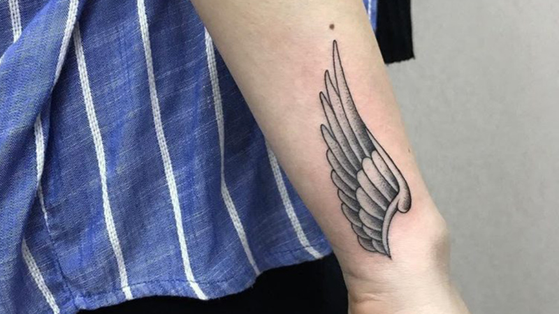 Hình xăm cánh thiên thần dạng đơn trên cổ tay