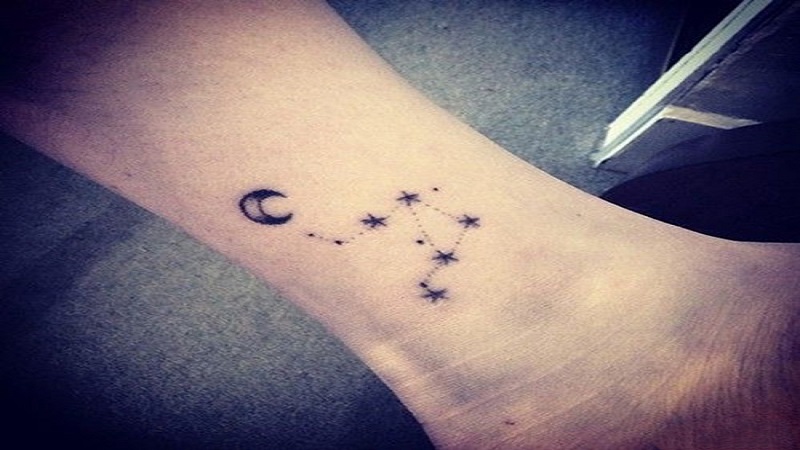 Tattoo cùng với ngôi sao, mặt trăng giản đơn