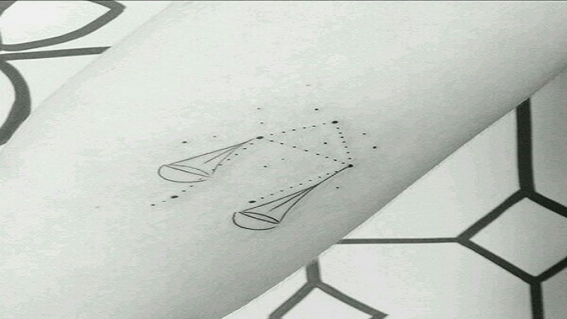 Tattoo chòm sao không có thêm họa tiết, nguyên mẫu đơn giản