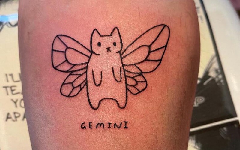 Dạng xăm cung Song Tử siêu đáng yêu với hình mèo có cánh và dòng tên Gemini phía dưới