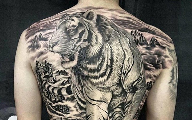 Hình xăm con hổ kín lưng đen trắng