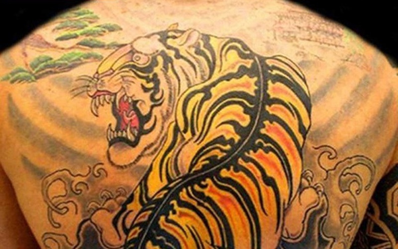 Hình xăm con hổ màu vàng