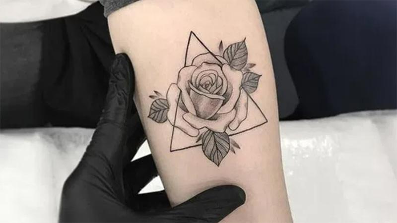 Xăm hình hoa hồng kết hợp với hình tam giác tạo nên sự độc đáo